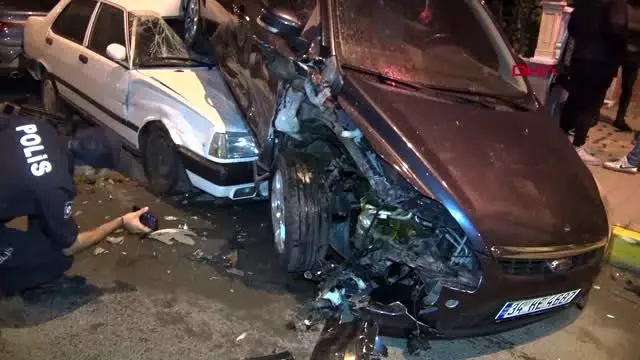 İstanbul-polisten kaçan şüpheliler park halindeki 6 otomobile çarptı 2 yaralı İstanbul-polisten kaçan şüpheliler park halindeki 6 otomobile çarptı 2 yaralı