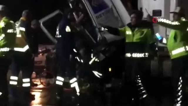 Kaza yapan şoför araçta sıkıştı...Kurtarma anları kamerada