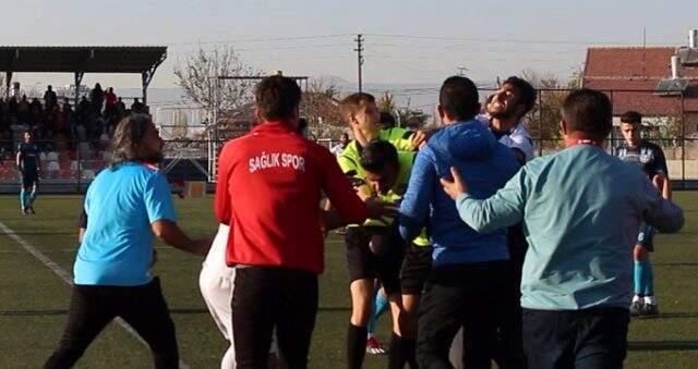 Kırmızı kart gördü, hakeme saldırdı