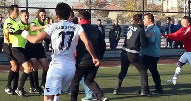 Kırmızı kart gördü, hakeme saldırdı Kırmızı kart gördü, hakeme saldırdı