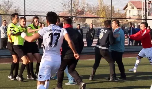 Kırmızı kartı gördü hakeme saldırdı! Kırmızı kartı gördü hakeme saldırdı!