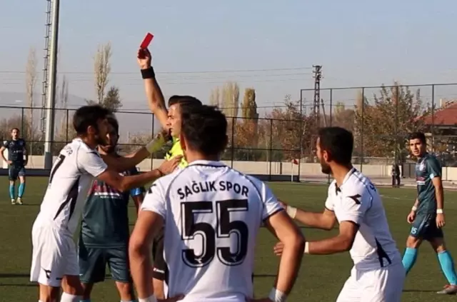Kırmızı kartı gördü hakeme saldırdı! Kırmızı kartı gördü hakeme saldırdı!