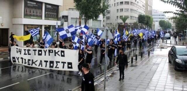 KKTC Başbakanı Tatar, KKTC bayrağını ateşe veren Rumlara sert tepki gösterdi