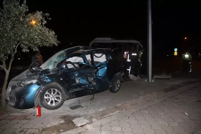 Minibüsün sürücüsü direksiyon koltuğundan böyle fırladı Minibüsün sürücüsü direksiyon koltuğundan böyle fırladı