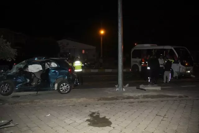 Minibüsün sürücüsü direksiyon koltuğundan böyle fırladı Minibüsün sürücüsü direksiyon koltuğundan böyle fırladı