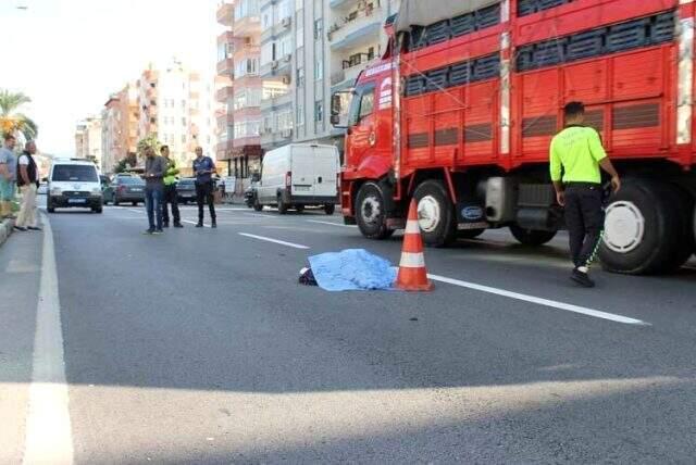 Motosiklet çarptı, otomobil üstünden geçti! Dehşete düşüren anlar kameraya böyle yansıdı