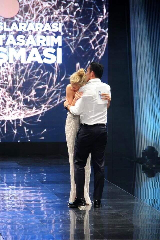 Mustafa Sandal, sosyetik isim Alara Koçibey'i öpücüklere boğdu!