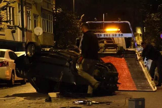 Otomobil ile polisten kaçan 2 kişi cadde üzerinde bulunan 1 jip, 5 otomobile çarptı Otomobil ile polisten kaçan 2 kişi cadde üzerinde bulunan 1 jip, 5 otomobile çarptı