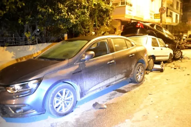 Otomobil ile polisten kaçan 2 kişi cadde üzerinde bulunan 1 jip, 5 otomobile çarptı Otomobil ile polisten kaçan 2 kişi cadde üzerinde bulunan 1 jip, 5 otomobile çarptı