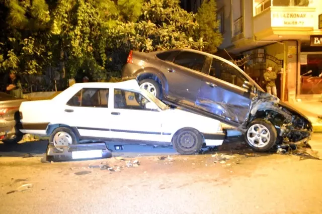 Otomobil ile polisten kaçan 2 kişi cadde üzerinde bulunan 1 jip, 5 otomobile çarptı Otomobil ile polisten kaçan 2 kişi cadde üzerinde bulunan 1 jip, 5 otomobile çarptı