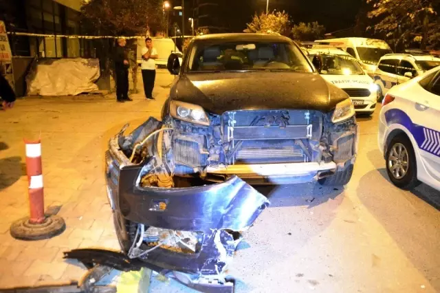 Otomobil ile polisten kaçan 2 kişi cadde üzerinde bulunan 1 jip, 5 otomobile çarptı Otomobil ile polisten kaçan 2 kişi cadde üzerinde bulunan 1 jip, 5 otomobile çarptı