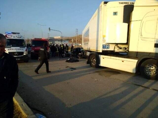 Otomobil, tırın altına girdi: 3 ölü, 1 yaralı