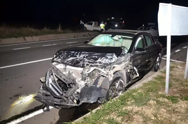 Otomobille çarpışan kamyonetin şoförü kaçtı: 2 yaralı Otomobille çarpışan kamyonetin şoförü kaçtı: 2 yaralı