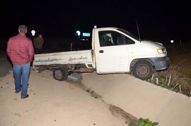 Otomobille çarpışan kamyonetin şoförü kaçtı: 2 yaralı Otomobille çarpışan kamyonetin şoförü kaçtı: 2 yaralı