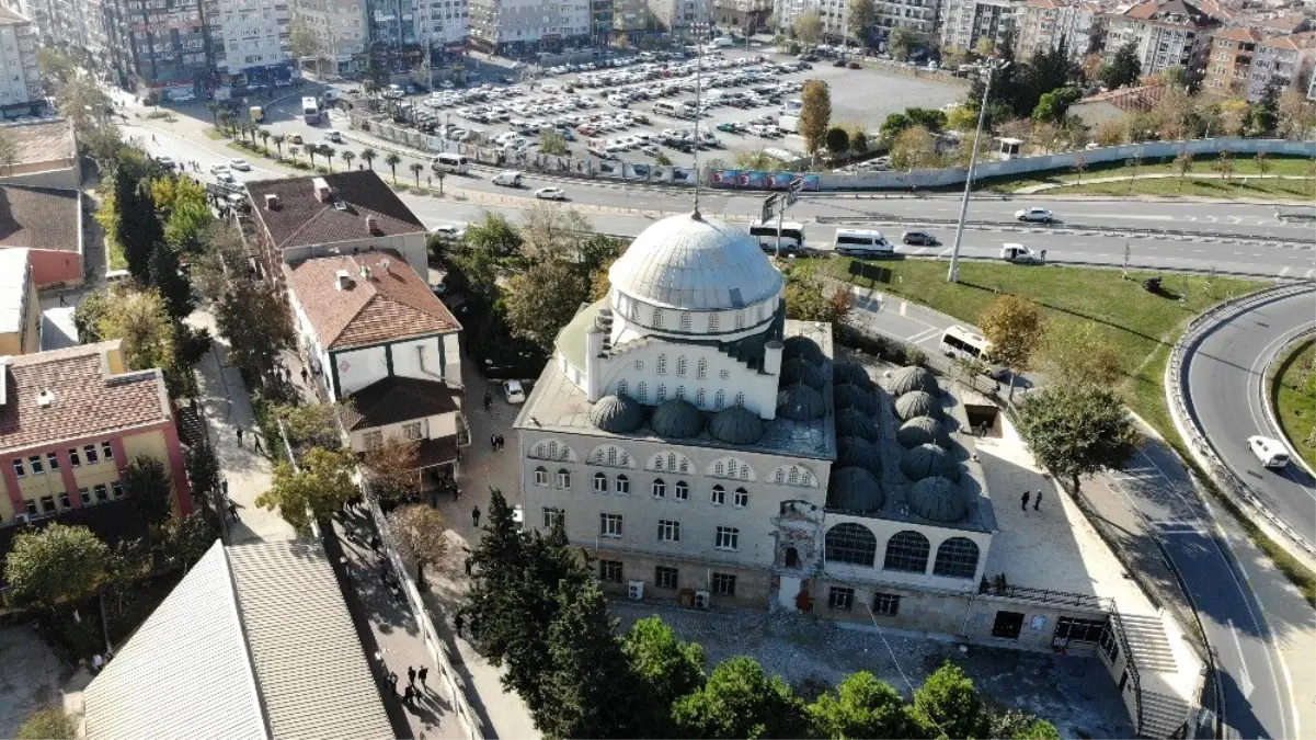 (Özel) Avcılar'da depremde minaresi yıkılan cami akıbetini bekliyor