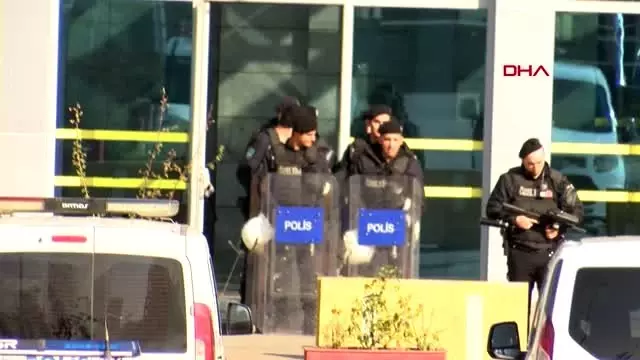 Pendik'te 3 kişiyi öldüren zanlı tutuklandı Pendik'te 3 kişiyi öldüren zanlı tutuklandı