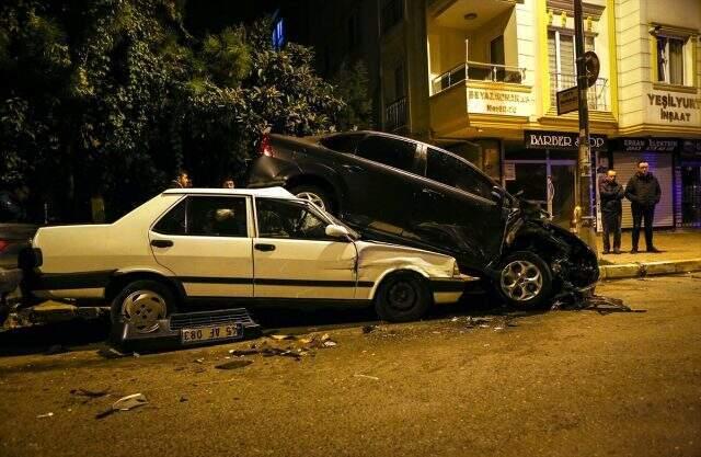 Polisten kaçan araç ortalığı savaş alanına çevirdi! 6 araç zarar gördü