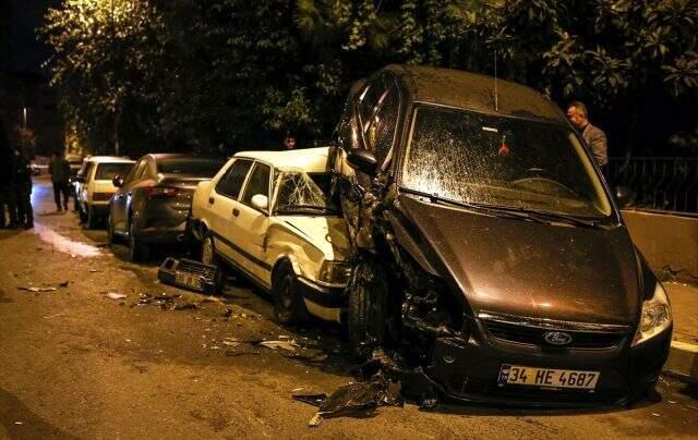 Polisten kaçan araç ortalığı savaş alanına çevirdi! 6 araç zarar gördü