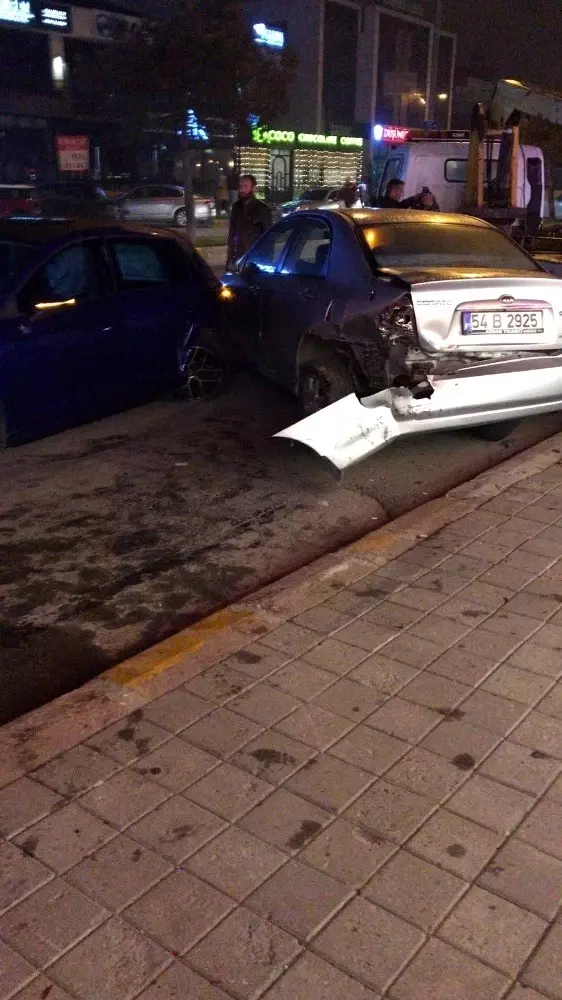 Sakarya'da zincirleme kaza: 3 yaralı Sakarya'da zincirleme kaza: 3 yaralı