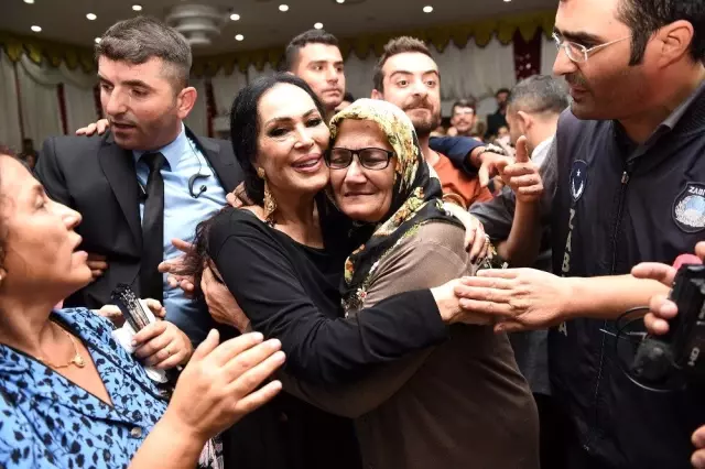 Tarsus'ta Türkan Şoray izdihamı Tarsus'ta Türkan Şoray izdihamı