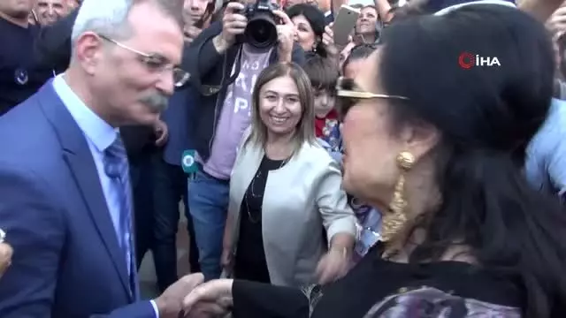 Tarsus'ta Türkan Şoray izdihamı Tarsus'ta Türkan Şoray izdihamı