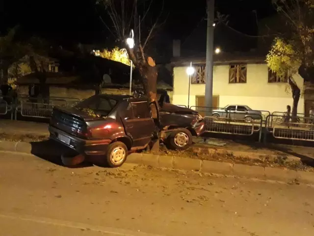 Tosya'da otomobil ağaca çarptı: 1 ağır yaralı Tosya'da otomobil ağaca çarptı: 1 ağır yaralı