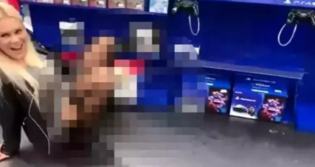 Almanya'da bir kadın, oyun konsollarının olduğu bölümde idrarını yaptı Almanya'da bir kadın, oyun konsollarının olduğu bölümde idrarını yaptı