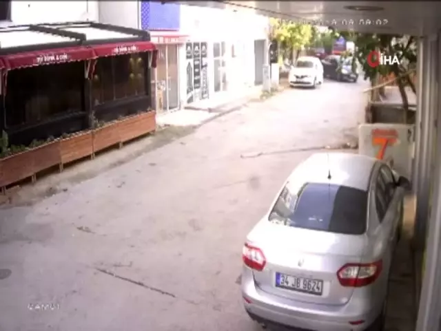 Aynı aileden 3 kişiyi öldüren zanlının olay yerine geliş anı kamerada Aynı aileden 3 kişiyi öldüren zanlının olay yerine geliş anı kamerada