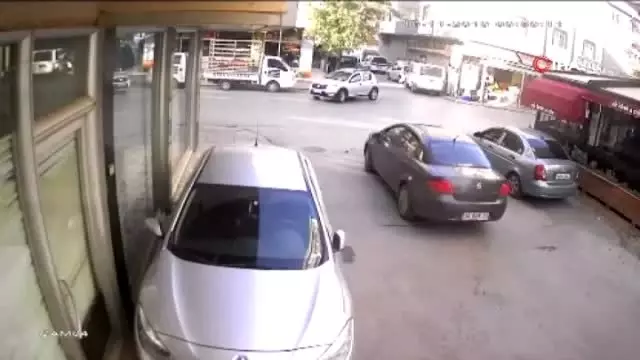 Aynı aileden 3 kişiyi öldüren zanlının olay yerine geliş anı kamerada Aynı aileden 3 kişiyi öldüren zanlının olay yerine geliş anı kamerada