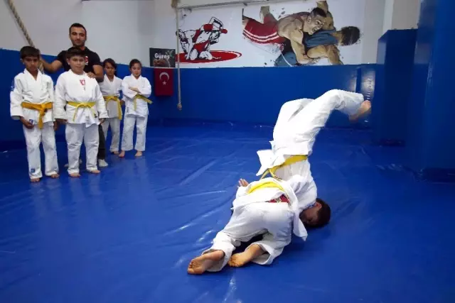 Bayraklı'da spor kursları devam ediyor Bayraklı'da spor kursları devam ediyor