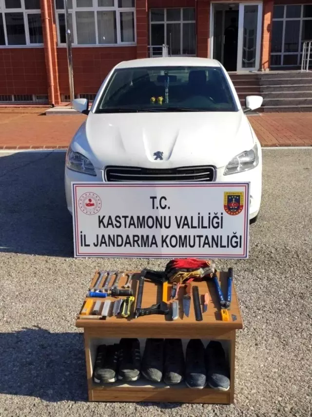 Enerji ve nakil kablosu çalan üç kişi yakalandı Enerji ve nakil kablosu çalan üç kişi yakalandı