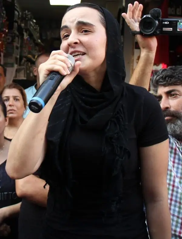 Eşini 3 ay önce kaybeden 3 çocuk annesi, kendisini iple tavana astı