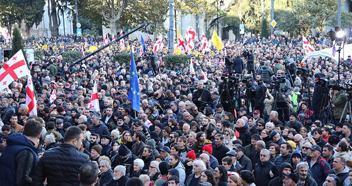 Gürcistan'da erken seçim çağrısı yapan eylemciler parlamentoyu kuşattı