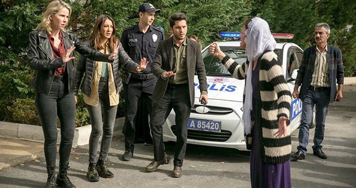 HDP önündeki ailelerin eylem yapması Arka Sokaklar'a konu oldu