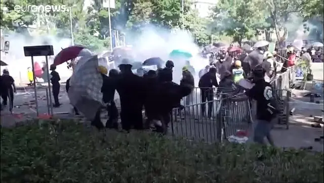 Hong Kong'da üniversitelere sıçrayan gösteriler sürüyor, polis okla bacağından vuruldu