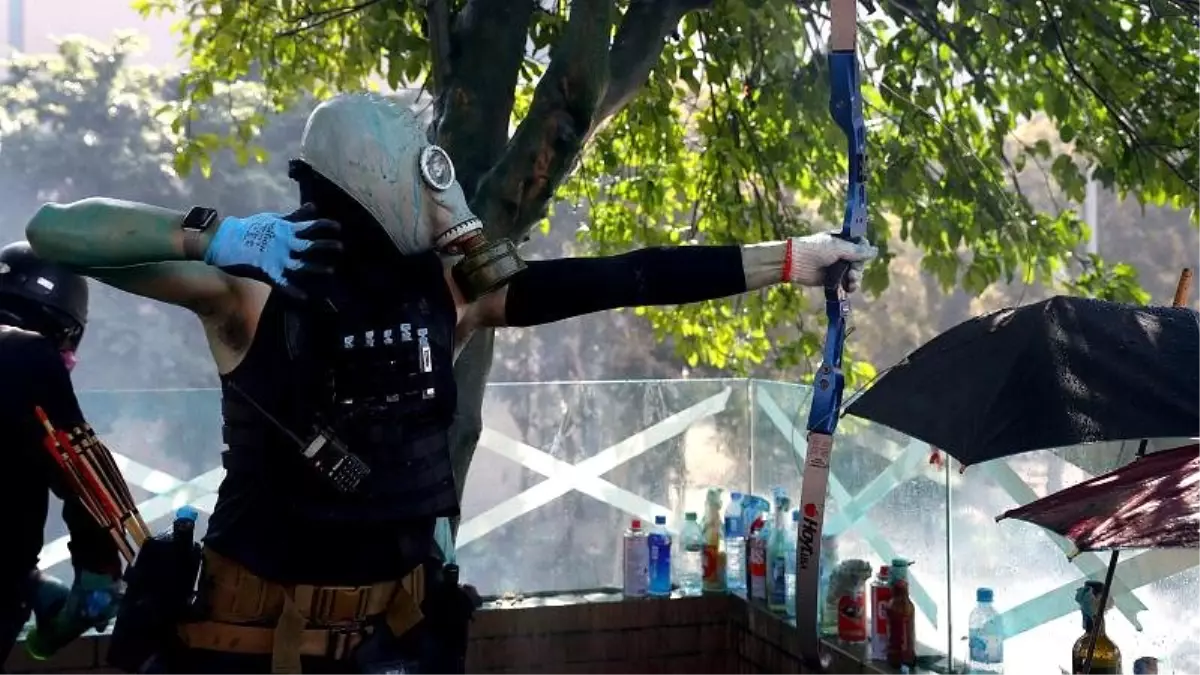 Hong Kong'da üniversitelere sıçrayan gösteriler sürüyor, polis okla bacağından vuruldu