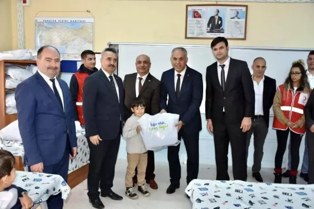 İlkokul öğrencileri Kızılay Haftasını kutladılar İlkokul öğrencileri Kızılay Haftasını kutladılar
