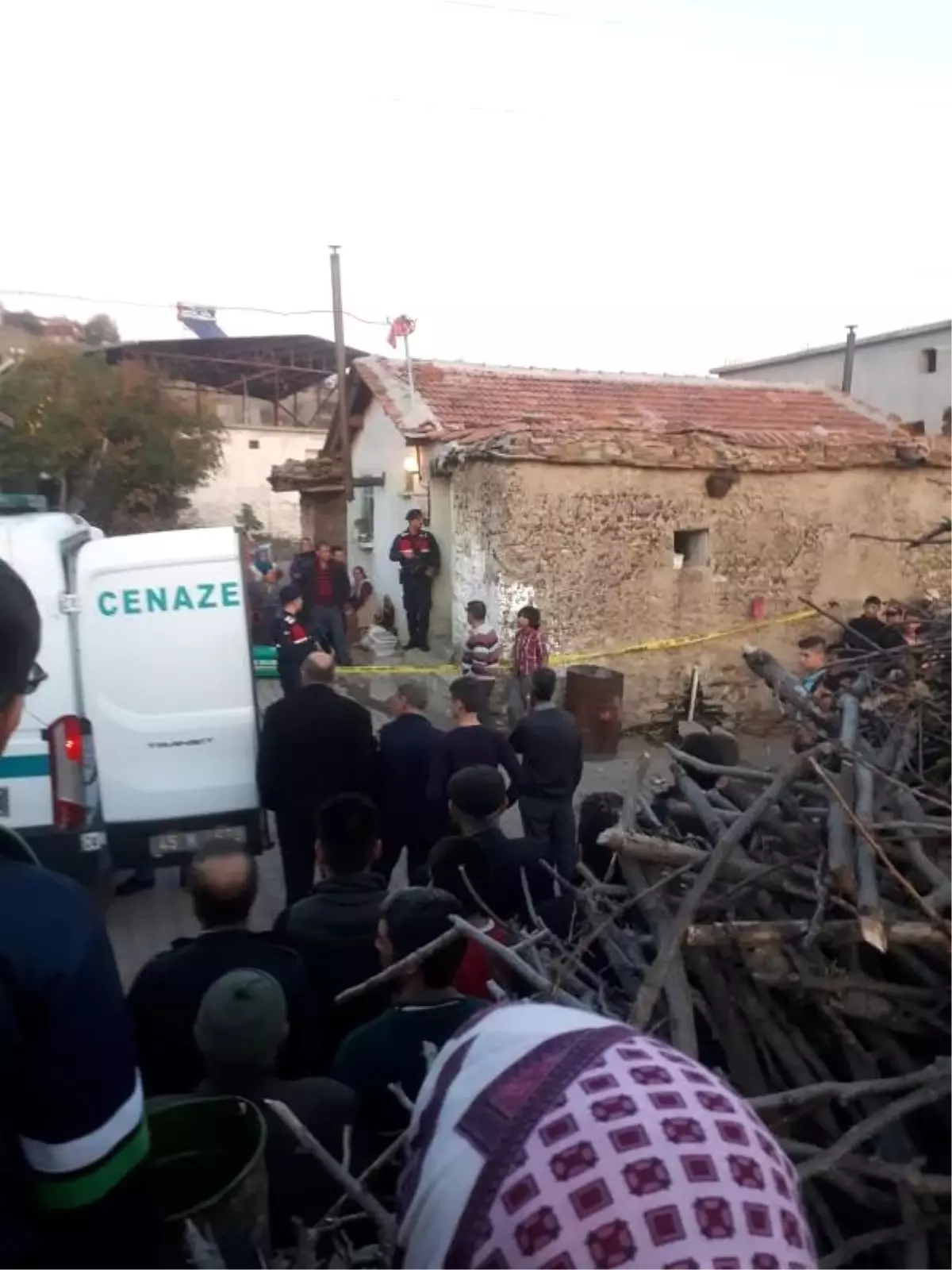 Manisa'da çift ve torunları sobadan sızan gazdan zehirlenerek, öldü