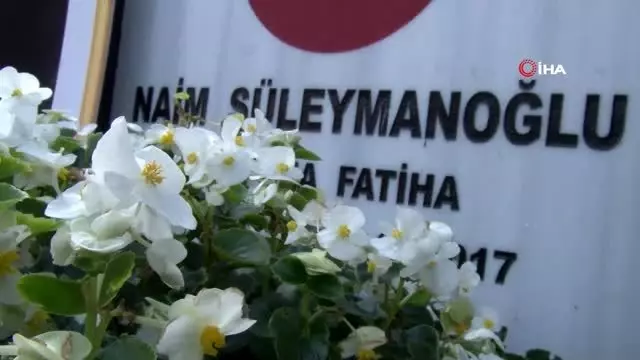 Naim Süleymanoğlu vefatının 2'nci yılında mezarı başında anıldı Naim Süleymanoğlu vefatının 2'nci yılında mezarı başında anıldı