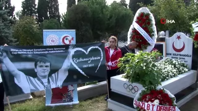 Naim Süleymanoğlu vefatının 2'nci yılında mezarı başında anıldı Naim Süleymanoğlu vefatının 2'nci yılında mezarı başında anıldı