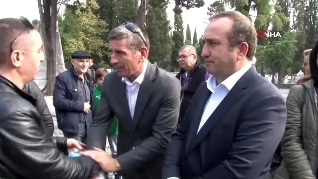 Naim Süleymanoğlu vefatının 2'nci yılında mezarı başında anıldı Naim Süleymanoğlu vefatının 2'nci yılında mezarı başında anıldı