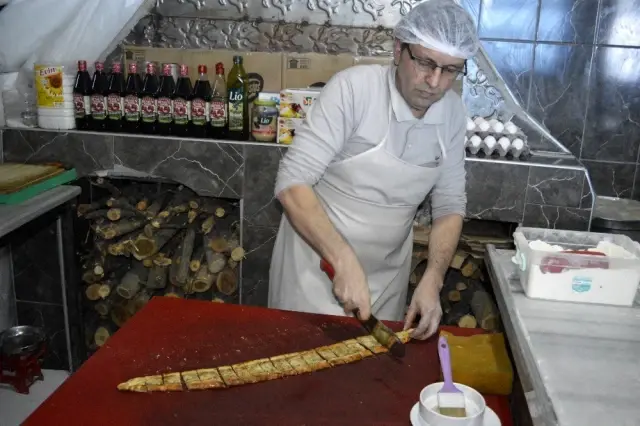 Öğretmen kızına destek olmak için geldiği Ağrı'da işyeri açtı