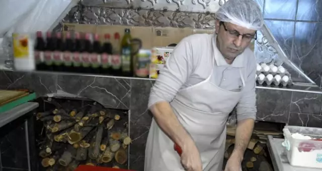 Öğretmen kızına destek olmak için geldiği Ağrı'da iş yeri açtı