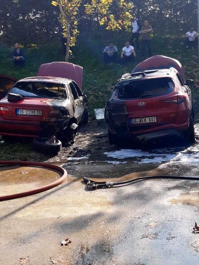 Park halindeki 2 araç, mangal kıvılcımından dolayı kül oldu