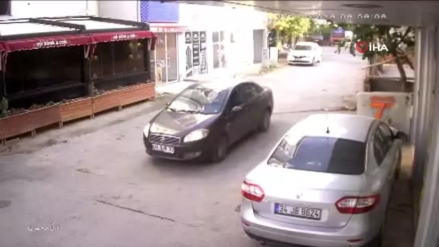 Pendik'te aynı aileden 3 kişiyi öldüren zanlının olay yerine geliş anı kamerada Pendik'te aynı aileden 3 kişiyi öldüren zanlının olay yerine geliş anı kamerada