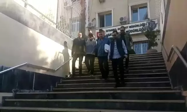 Pendik'te aynı aileden 3 kişiyi öldüren zanlının olay yerine geliş anı kamerada Pendik'te aynı aileden 3 kişiyi öldüren zanlının olay yerine geliş anı kamerada