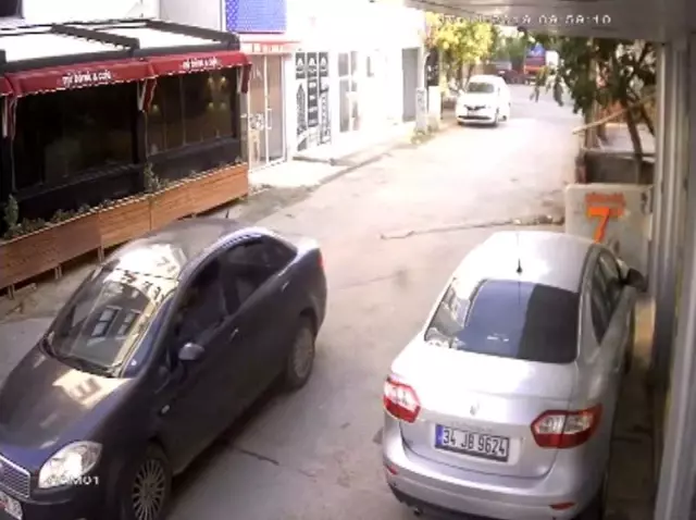 Pendik'te aynı aileden 3 kişiyi öldüren zanlının olay yerine geliş anı kamerada Pendik'te aynı aileden 3 kişiyi öldüren zanlının olay yerine geliş anı kamerada