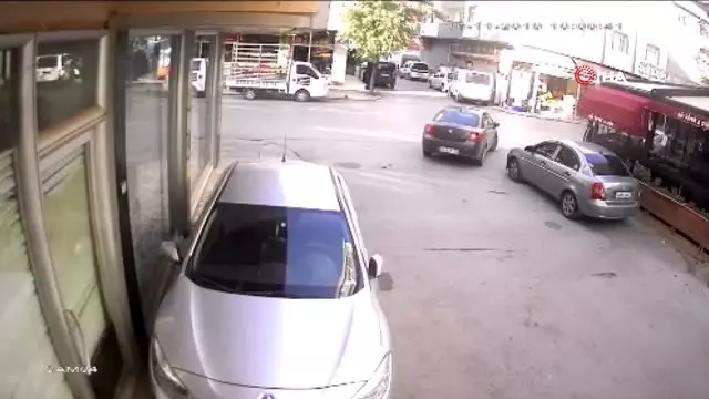 Pendik'te aynı aileden 3 kişiyi öldüren zanlının olay yerine geliş anı kamerada Pendik'te aynı aileden 3 kişiyi öldüren zanlının olay yerine geliş anı kamerada