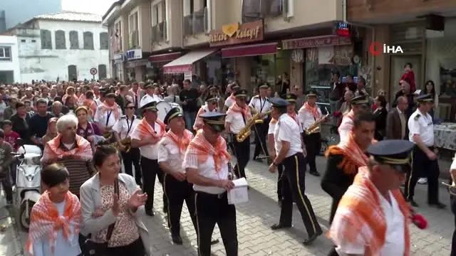Seferihisar'daki turuncu festivale binlerce kişi katıldı Seferihisar'daki turuncu festivale binlerce kişi katıldı