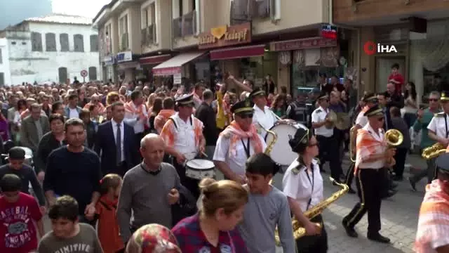 Seferihisar'daki turuncu festivale binlerce kişi katıldı Seferihisar'daki turuncu festivale binlerce kişi katıldı